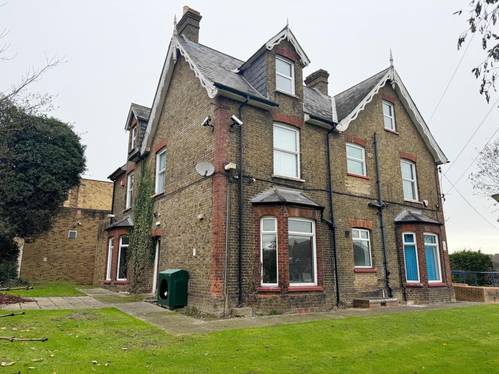 Lot: 91 - SUBSTANTIAL BUILDING WITH ATTACHED SPORTS HALL AND PARKING WITH POTENTIAL - Front side of property